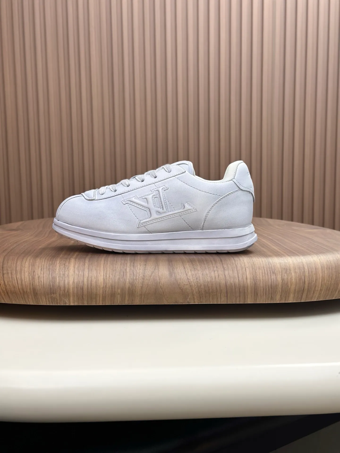 💰800💰Full package💰Top version Washed LV-Louis Vuitton-Classic catwalk new style 1:1 developed replica of the original version! ! The upper foot is very comfortable. It is made of luxurious materials, washed with fine workmanship, and the midsole is printed with English letters "Made in Europe." The upper is made of calfskin imported from Italy. The side is decorated with the brand's LOGO and signature. The latest latex foot pads and mesh lining make the foot feel super comfortable. The original two-color TPU combination outsole is specially provided by the original factory. Bag technology Goodyear stitched edges Fabric: Exclusive custom first-layer cowhide Accessories: Exclusive private model Vuitton logo, lining: Customized silk mesh lining - first-layer silk cowhide lining Outsole: TPU combination outsole wear-resistant, non-slip and anti-yellowing Foot pads: new latex pads-mesh sweat-absorbent Counter technology: fully computerized sewing machine wire drawing Toe box back cover Hot and cold shaping Full set of pull-top last with medium and low logo pattern Counter packaging - Shoelaces, certificates, cards, instructions, certificates of quality, dust bags, the most comprehensive packaging on the Internet, men's sizes 39-44 (38/45 custom-made, non-refundable!